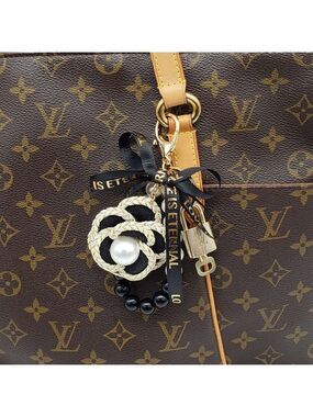 LV Gold Padlock Authentic 🔑 Luxury Bag Charm w/ Unbranded Flower Keychain